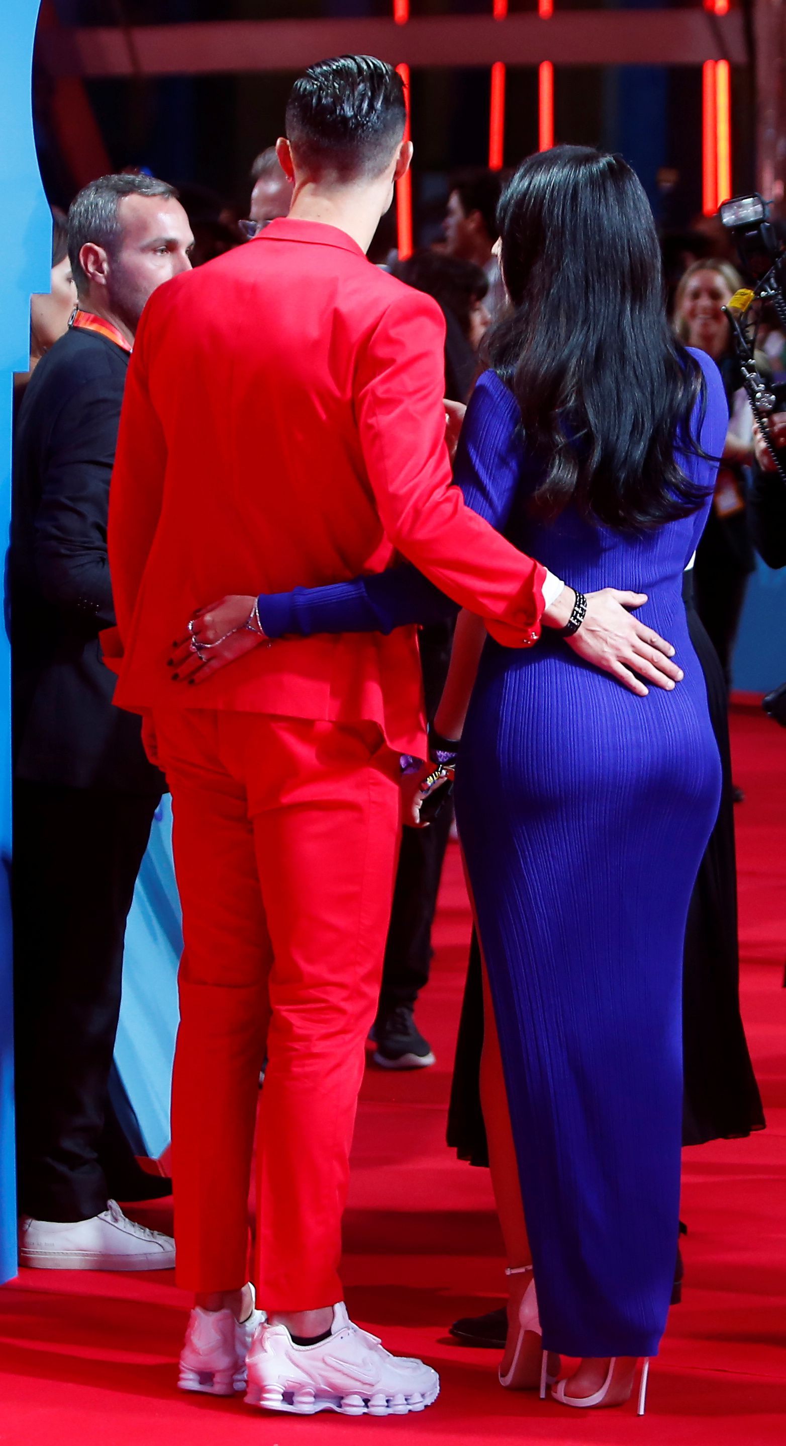 La mano de Cristiano Ronaldo en la espalda baja de Georgina Rodríguez que causó furor en las redes (Reuters/Jon Nazca)