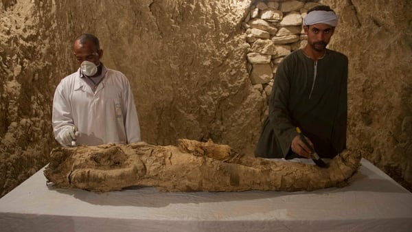 Además de objetos funerarios, los arqueólogos hallaron una momia envuelta en lino (AP)