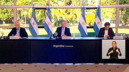 Alberto Fernández, Axel Kicillof y Rodríguez Larreta anunciando la cuarentena extendida en la quinta de Olivos