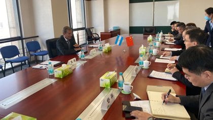 El embajador Kreckler en una reunión de trabajo con la empresa china Sinopharm para negociar 30 millones de dosis de la vacuna china