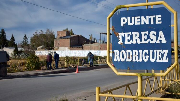 Desde entonces, el puente de Plaza Huincul, en Neuquén, se llama Teresa Rodríguez en honor a la joven de 24 años que murió víctima de la violencia institucional