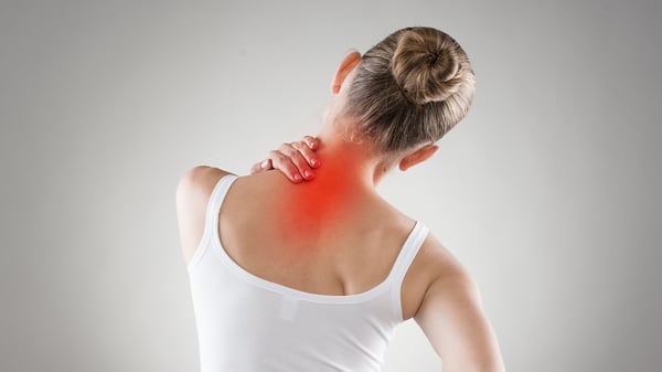 Pasar demasiado tiempo sentados y la poca actividad física pueden ser algunos de los causantes del dolor de espalda (Getty Images)