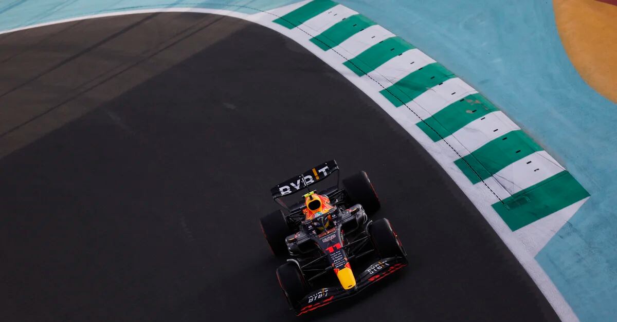 Sorpresa F1: Checo Pérez conquista il primo posto in carriera e Hamilton parte 16° in Arabia Saudita