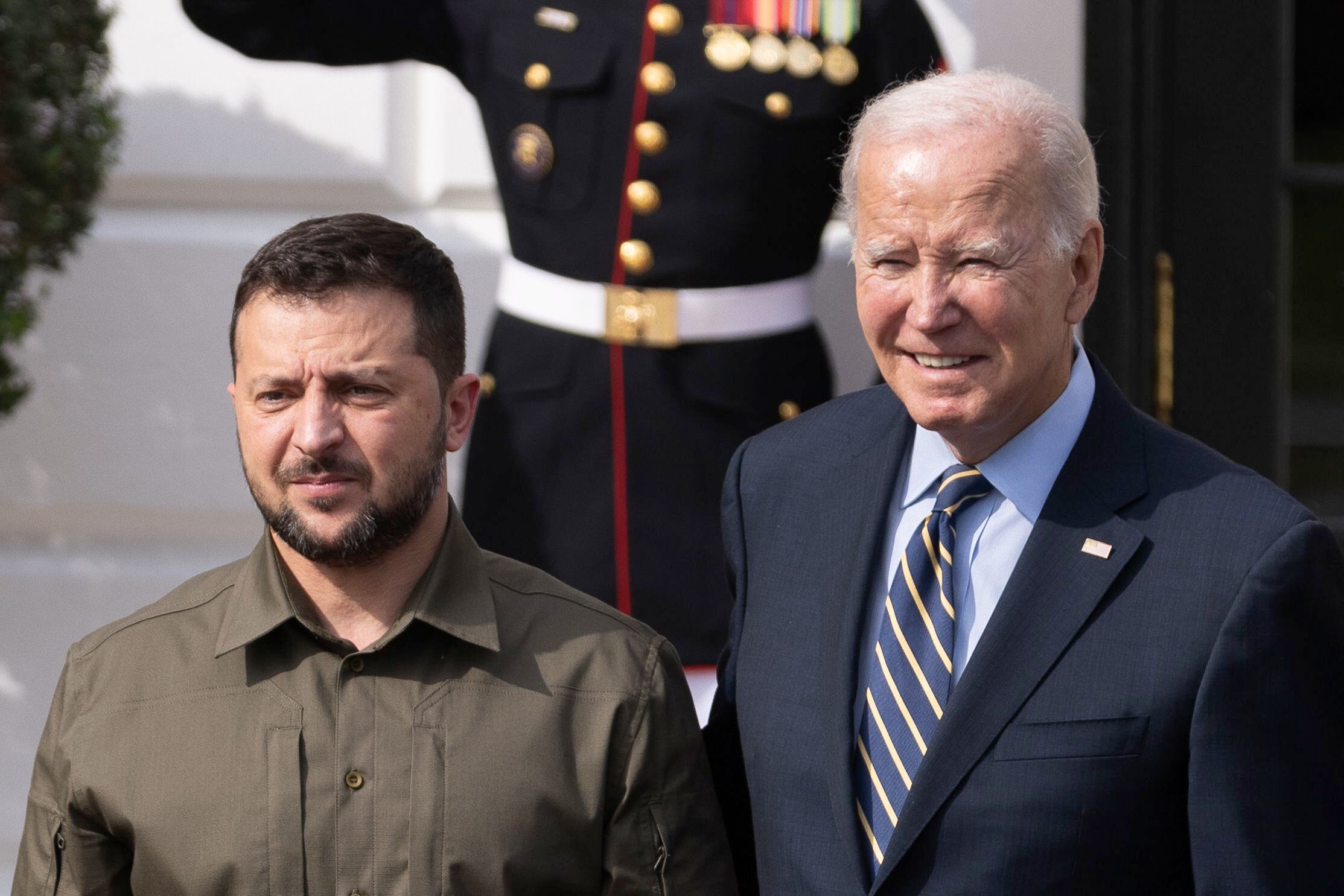 El presidente estadounidense Joe Biden da la bienvenida al presidente ucraniano Volodimir Zelensky en la Casa Blanca. Foto: Aaron Schwartz/ZUMA Press Wire/dpa
