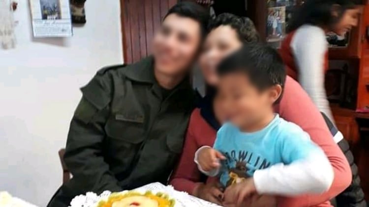M.M, su hijo menor víctima del crimen y su hijo mayor, militar en un cuartel de Puerto Deseado. 