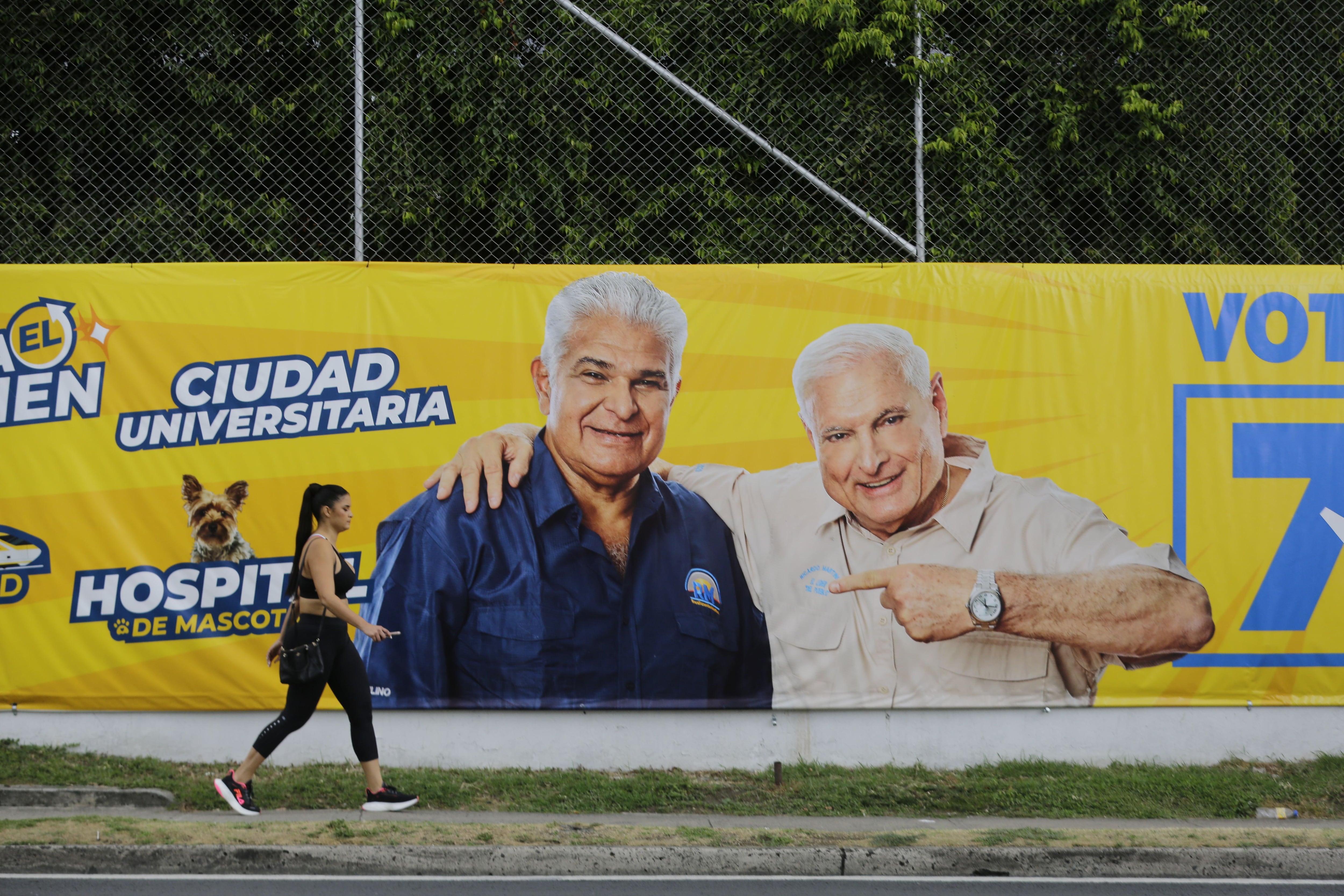 Una valla política en la Ciudad de Panamá muestra al candidato José Raúl Mulino junto al ex mandatario Ricardo Martinelli, refugiado en la embajada de Nicaragua tras una condena por lavado de dinero (EFE/Carlos Lemos)