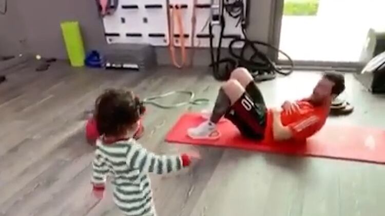 Messi subió un video junto a su hijo Ciro realizando ejercicios físicos