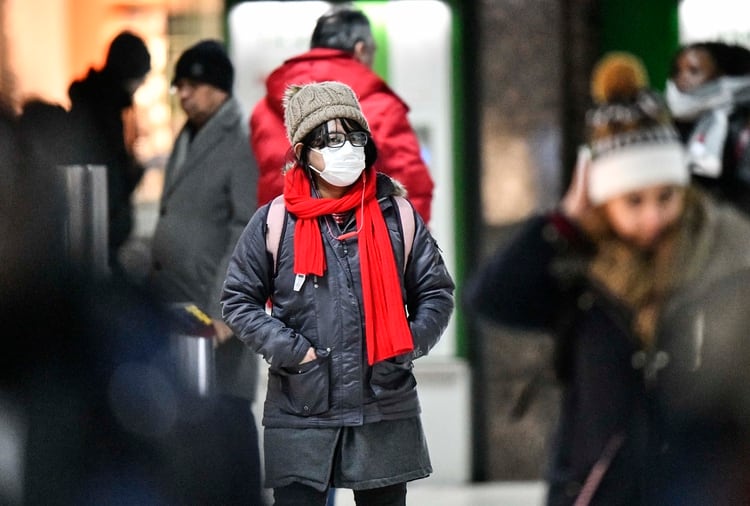 Una mujer usa una mascarilla en la principal estación de trenes de Dusseldorf, Alemania, para protegerse del coronavirus, el miércoles 26 de febrero de 2020. (AP Foto/Martin Meissner)