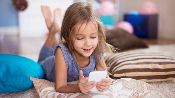 Las apps que permiten controlar y gestionar el tiempo que los niños permanecen conectados ayudan a propiciar el bienestar digital (Getty)