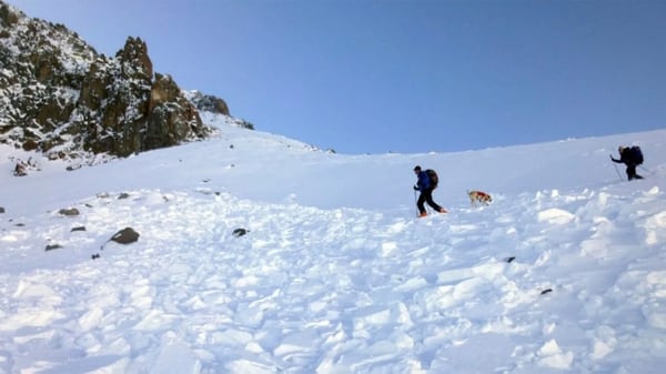 Las tareas de búsqueda del equipo de socorristas de Montana. Casi 48 horas después hallaron el cuerpo sin vida de Inge Perkins. Hayden Kennedy ya había tomado la decisión de suicidarse (AP)