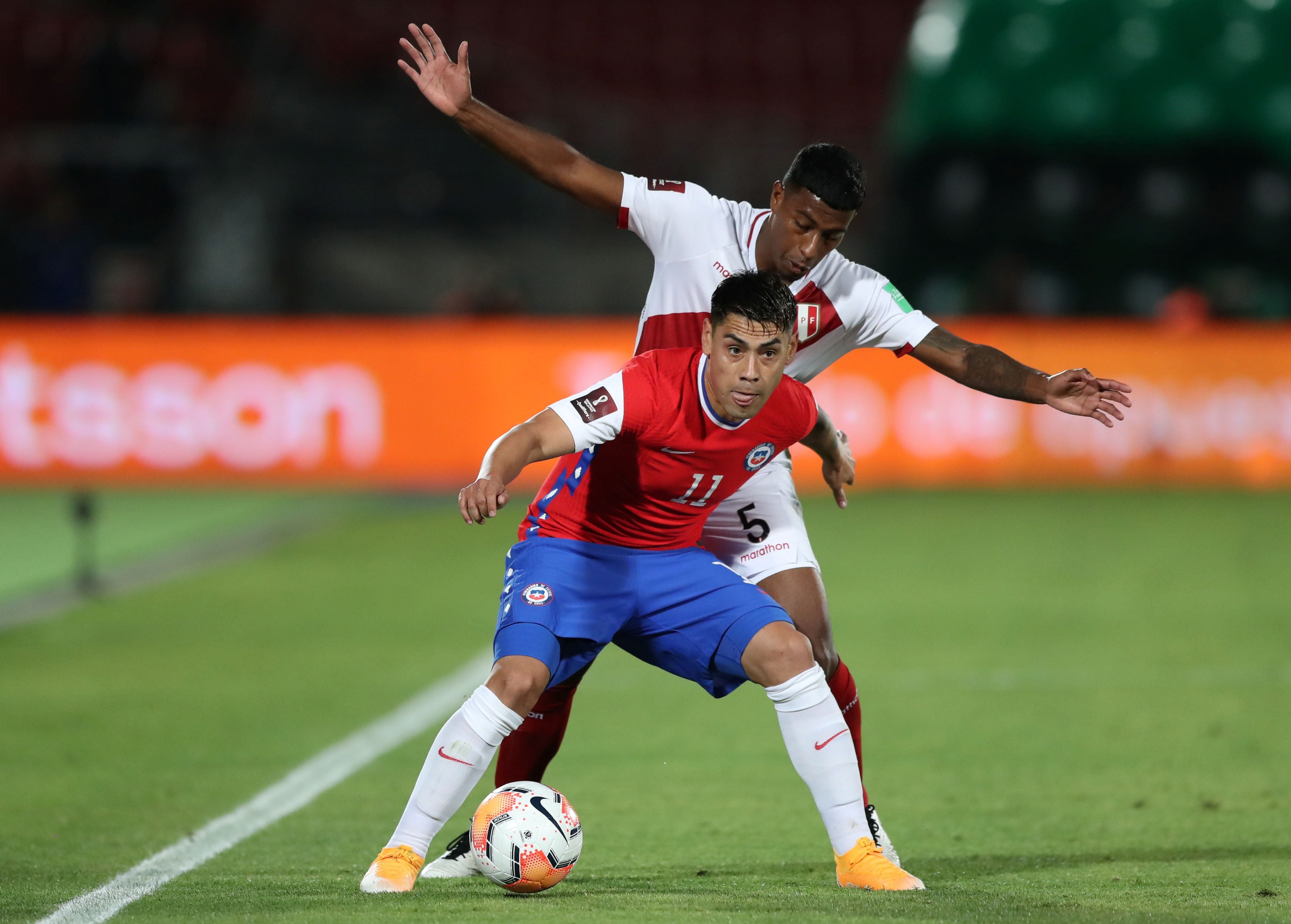 Miguel Araujo en el partido Perú vs. Chile por Eliminatorias Qatar 2022. | 
