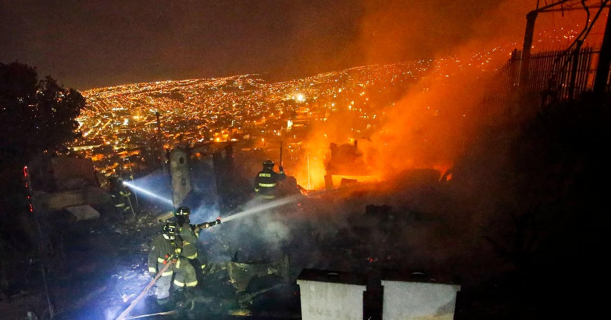 A fire in Chile's Valparaiso region has killed two people and damaged at least 20 homes