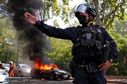 Un auto prendido fuego en otra marcha de los "chalecos amarillos" (REUTERS/Gonzalo Fuentes)
