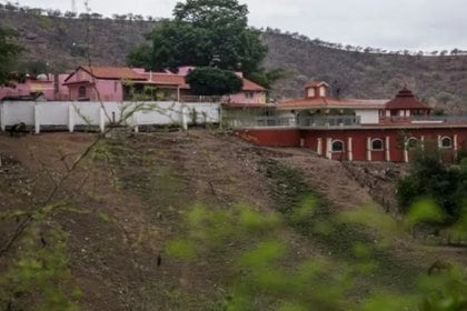 La casa de la mamá del "Chapo" se encuentra rodeada de grandes árboles y montañas (Foto: EFE)