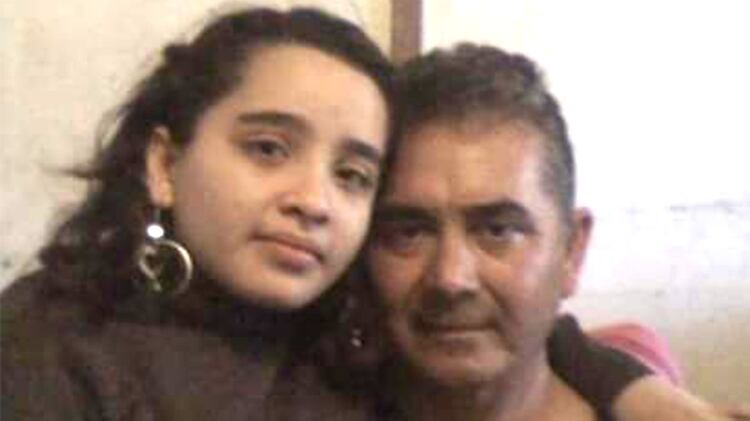 Ana Flores junto a su papá, ella murió de cáncer dos días antes de cumplir 14