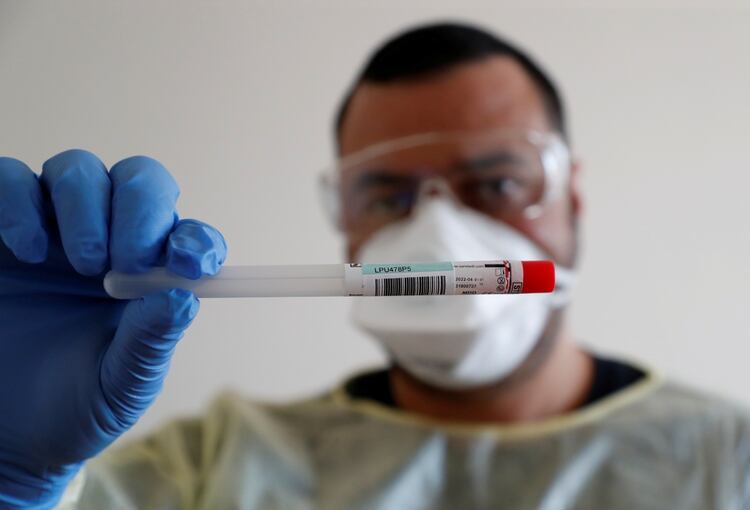 Un investigador en un centro de pruebas para el coronavirus en el hospital comunitario de Havelhoehe en Berlín, Alemania, el 6 de abril de 2020 (REUTERS/Fabrizio Bensch -/Foto de archivo)