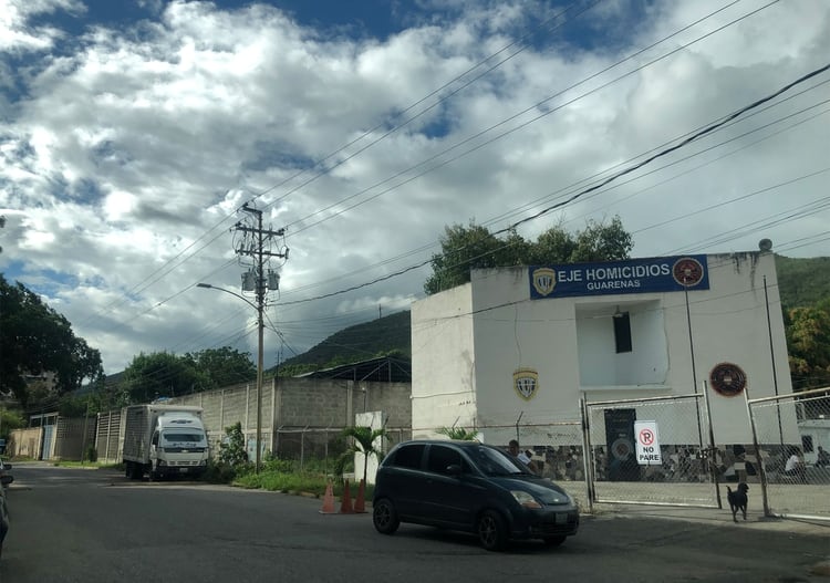 INVESTIGACIÓN POLICIAL: Los investigadores de homicidios, con sede en esta estación de policía en Guarenas, rebatieron la versión del FAES de las muertes de Lira y Duarte (REUTERS/Angus Berwick)
