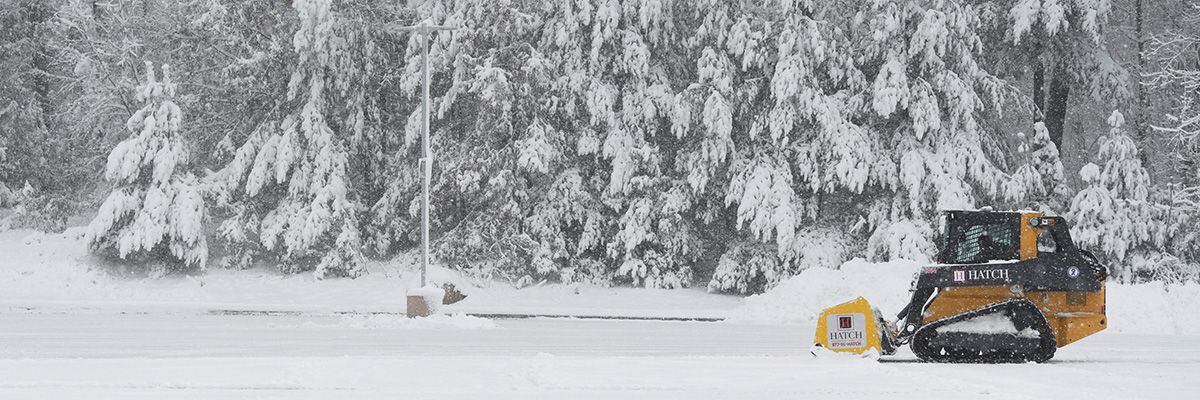 Un quitanieves despeja el estacionamiento de la estación de tren de cercanías durante la primera tormenta invernal de 2024 que se espera que traiga fuertes nevadas en todo el noreste de los Estados Unidos, en Grafton, Massachusetts. REUTERS/Amanda Sabga