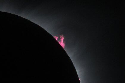 Una llamarada de hidrógeno se eleva desde la corona solar  (Foto Eclipsor)