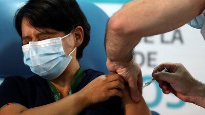 Daniela Zapata, 42, recibe la vacuna en Avellaneda (Foto: Reuters)