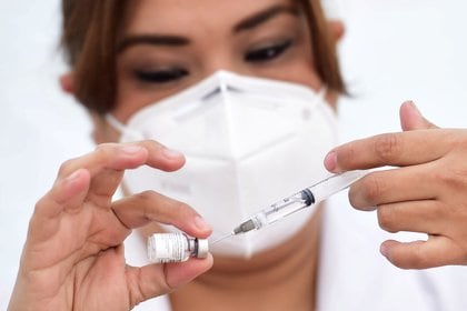 
Una enfermera prepara una dosis de la vacuna Pfizer / BioNtech COVID-19 en el Hospital General de México (Foto: Reuters)