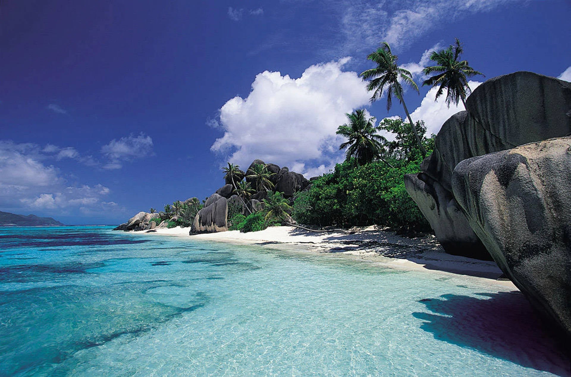 Playas de infinitos tonos de celestes y cristalinos coronan a la isla como una de las mas bonitas