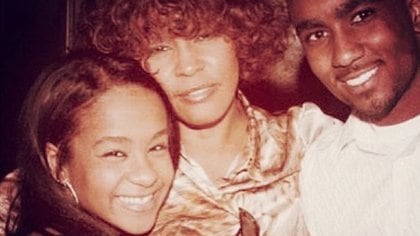 Whitney Houston con Nick Gordon, el hijo del corazón de la cantante y pareja de la hija de esta, Bobbi Kristina. Los tres murieron por sobredosis