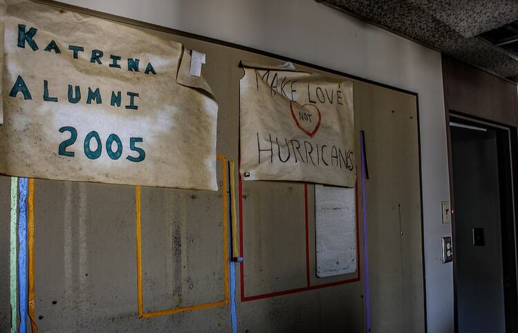 “Haz el amor, no huracanes” y “Katrina Alumni 2005”: los mensajes que cuelgan de una pared del hospital (Foto: Leland Kent)
