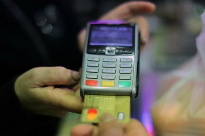 Las operaciones a través de tarjetas de crédito registraron un saldo de $930.732 millones, con una suba de 2% respecto al cierre del mes pasado.  REUTERS/Eric Gaillard