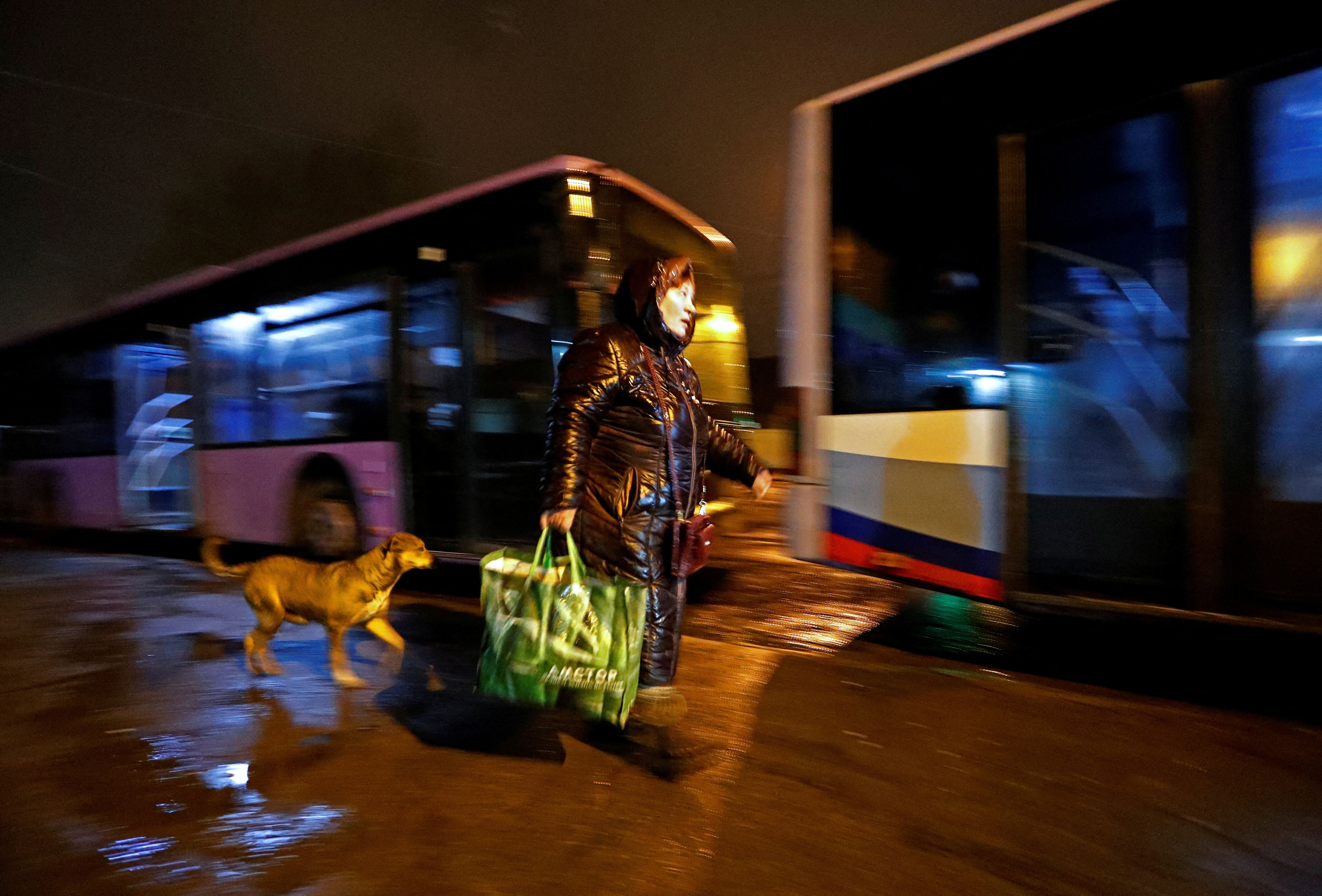 Una mujer camina hacia un autobús para evacuar la ciuda rebelde de Donetsk, en Ucrania  (REUTERS/Alexander Ermochenko)