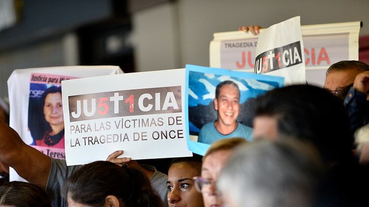 Acto en recuerdo por las víctimas de la tragedia de Once (foto Gustavo Gavotti)