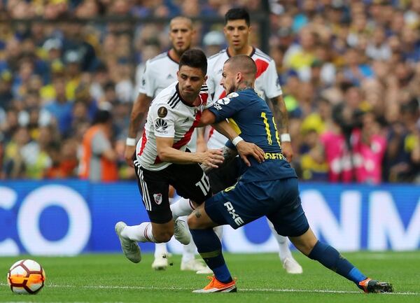 Soccer Football – Copa Libertadores Final – First Leg – Boca Juniors v River Plate – Alberto J. Armando Stadium, Buenos Aires, Argentina – November 11, 2018 Boca Juniors’ Dario Benedetto in action with River Plate’s Gonzalo Martinez REUTERS/Marcos Brindicci