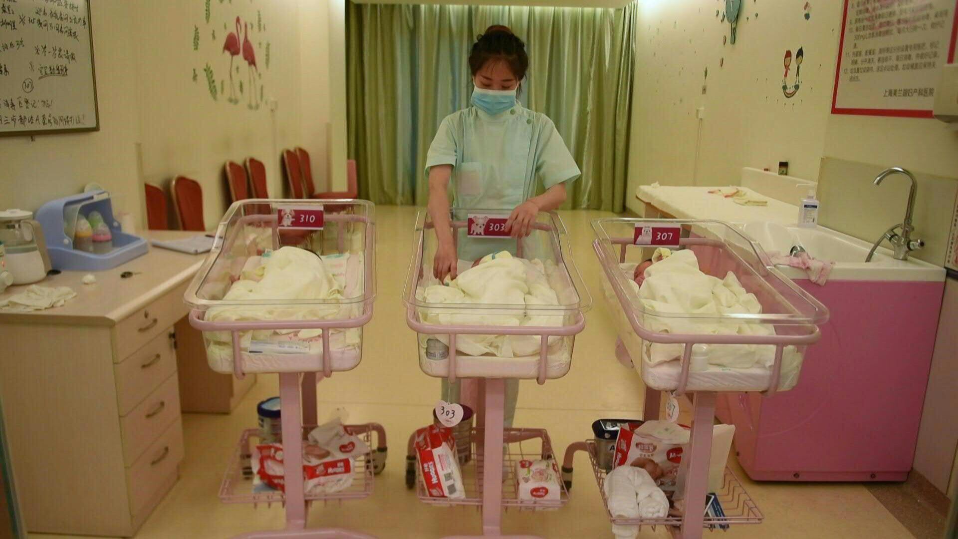Beijing puso fin a su estricta política de “hijo único”, impuesta en los años 80 por temor a la superpoblación, en 2016 y empezó a permitir que las parejas tuvieran tres hijos en 2021. (AFP)