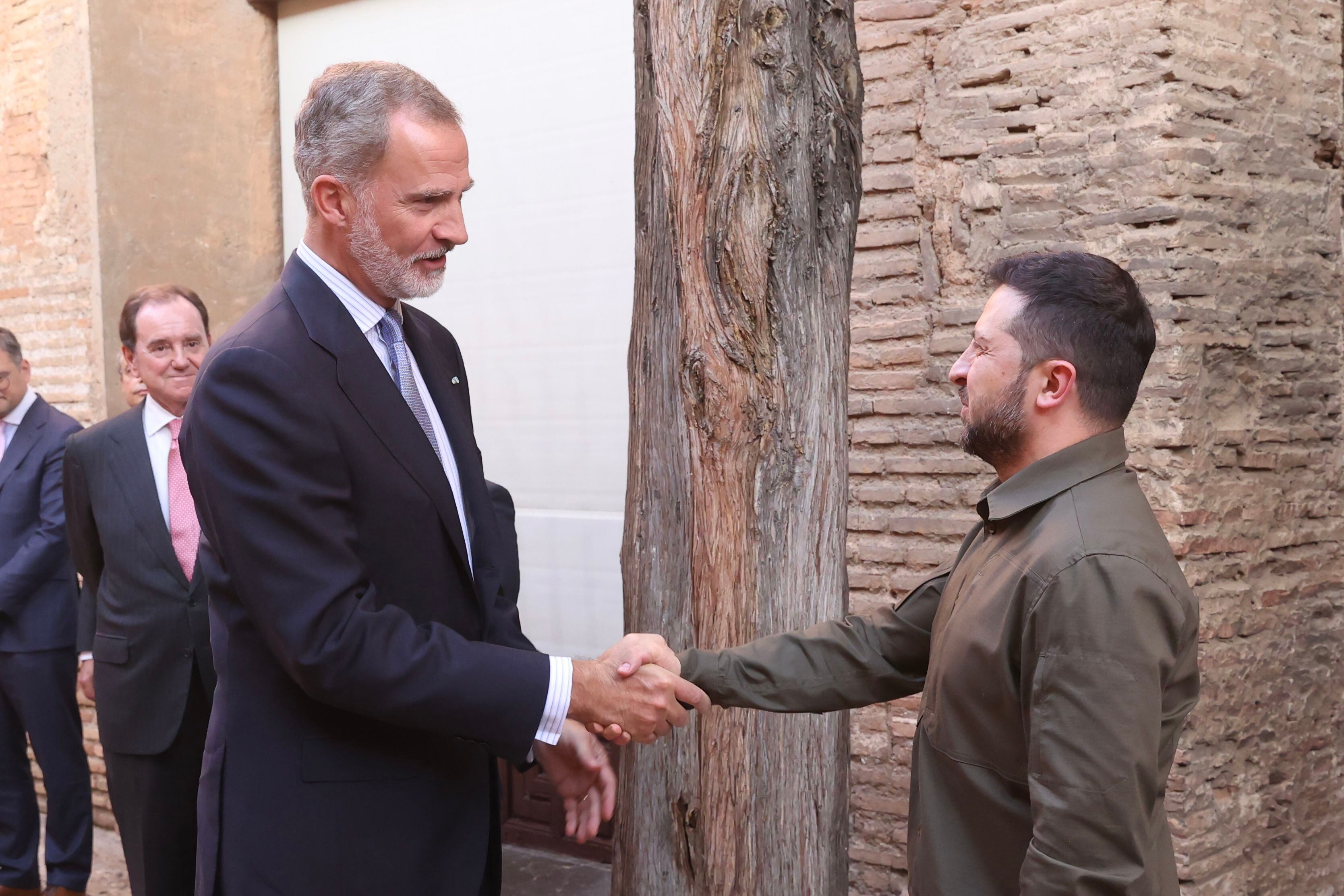 El rey Felipe VI saluda este jueves en La Alhambra al presidente de Ucrania, Volodimir Zelensky (EFE/Casa Real/José Jiménez)
