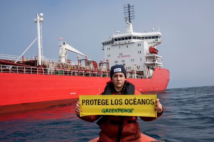 Agostina Bosch, una de las encargadas de la acción contra el pesquero surcoreano, también extendió su mensaje frente al buque tanque chino. Foto: Cristóbal Olivares / Greenpeace