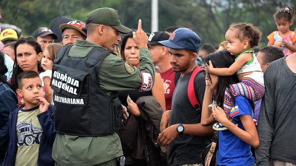 La Guardia Nacional intenta contener el aluvión de venezolanos que pugna por cruzar el puente Simón Bolívar rumbo a Colombia (AFP)