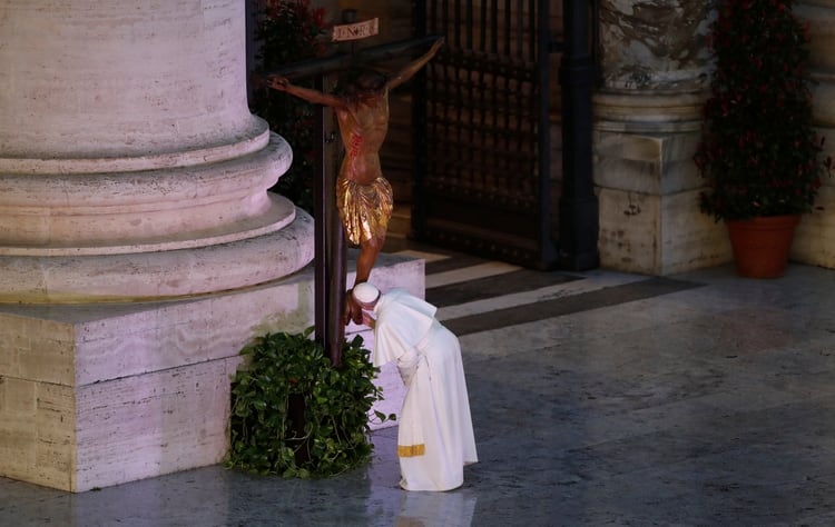 El papa Francisco besa una estatua de Jesucristo en la Plaza de San Pedro durante una extraordinaria bendición Urbi et Orbi como respuesta a la enfermedad mundial por coronavirus (Reuters)