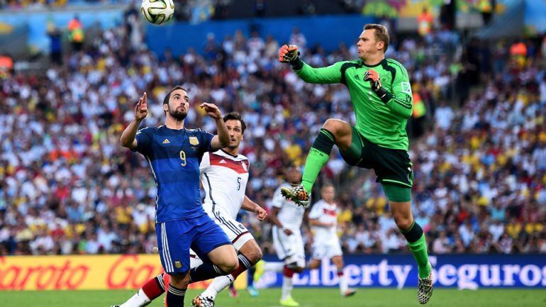 Segundos antes: Neuer busca la pelota y golpeará a Higuaín