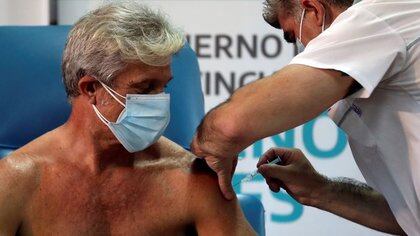 El doctor Emilio Macia, de 52 años, recibe una inyección de la vacuna Sputnik V (Gam-COVID-Vac) contra la enfermedad por coronavirus (COVID-19) en el hospital Dr. Pedro Fiorito de Avellaneda, en las afueras de Buenos Aires, Argentina (REUTERS/Agustín Marcarián)