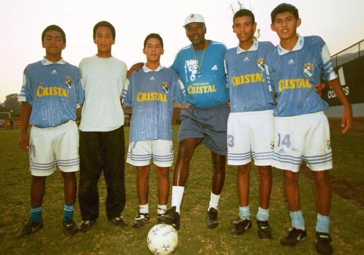 Luego de su etapa como futbolista, Alberto Gallardo se convirtió en entrenador y formador de Sporting Cristal. - créditos: GEC