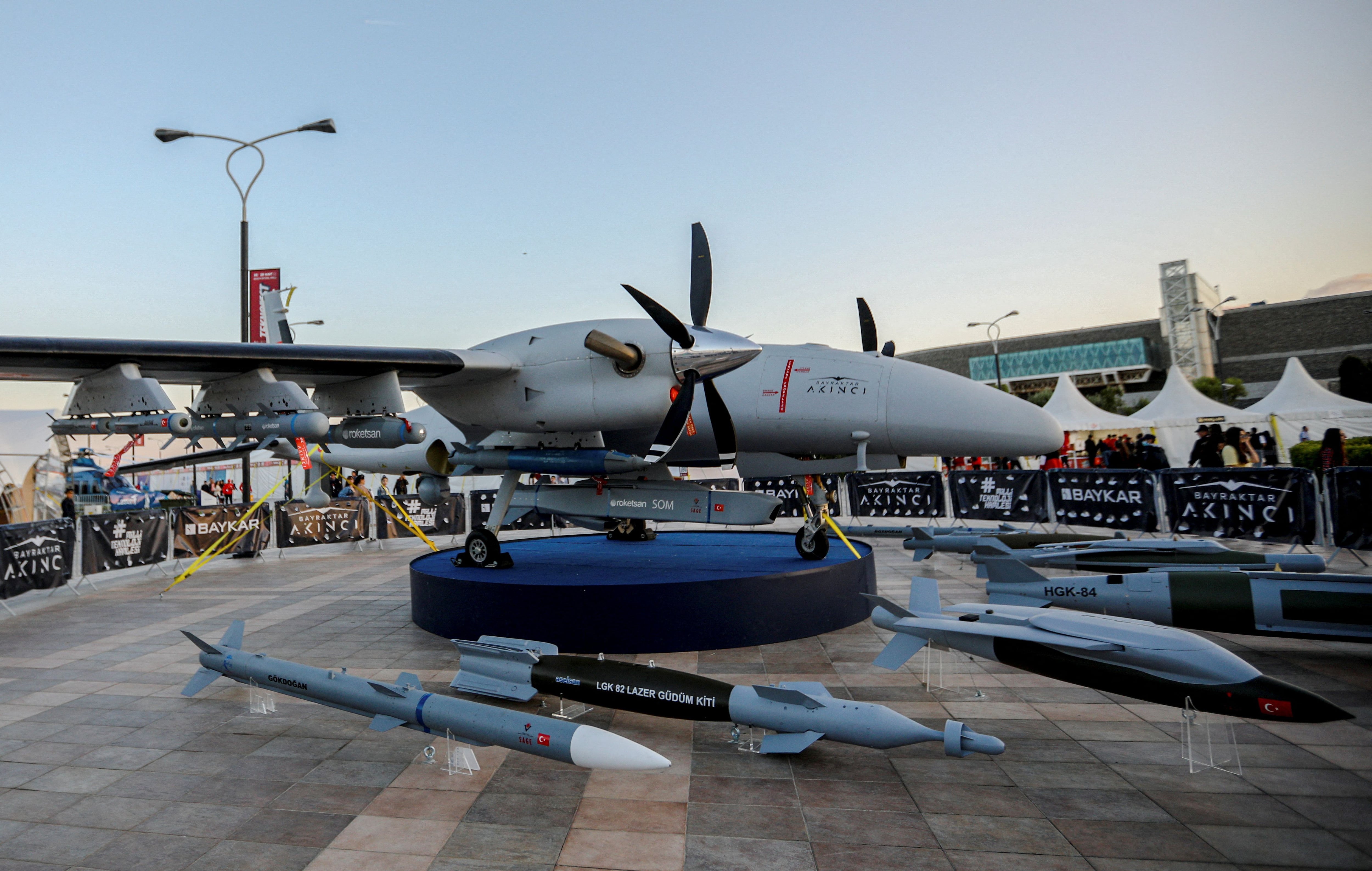 Un vehículo aéreo de combate no tripulado Bayraktar Akinci (REUTERS/Aziz Karimov)