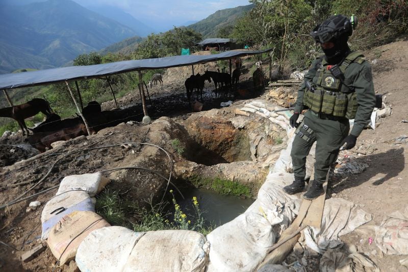 Personal de seguridad de Colombia, junto a un pozo de lavado de minerales de las minas que explota Zijin en Buriticá, Colombia (Reuters)