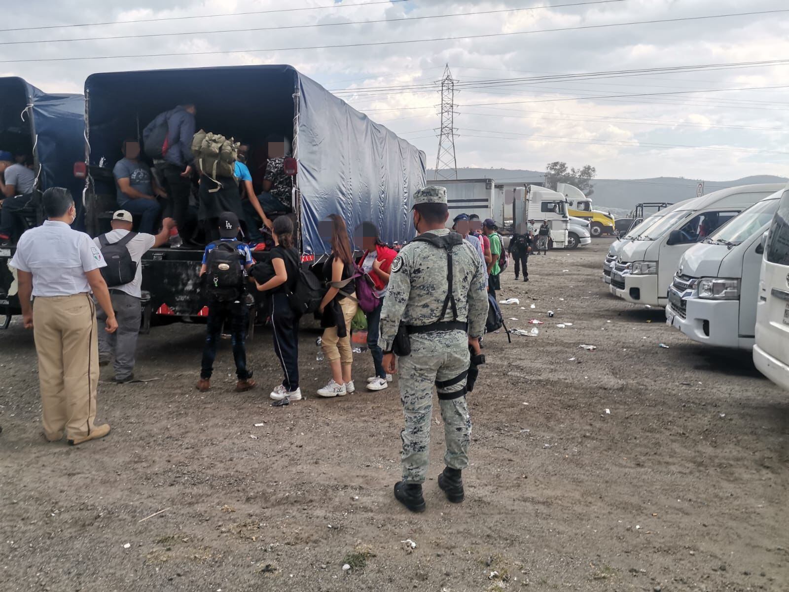 Ese mismo fin de semana se identificaron a 330 migrantes en la carretera Puebla - Orizaba (Foto: Twitter / @INAMI_mx)