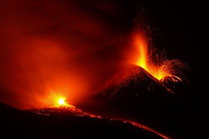 Los ríos da lava eran bien visibles durante la madrugada (REUTERS/Antonio Parrinello)