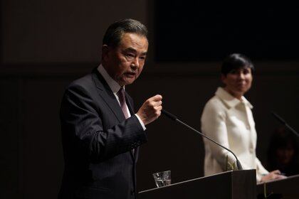El canciller del régimen chino Wang Yi y su par noruega Ine Eriksen Soreide durante una conferencia de prensa en Oslo (Reuters)