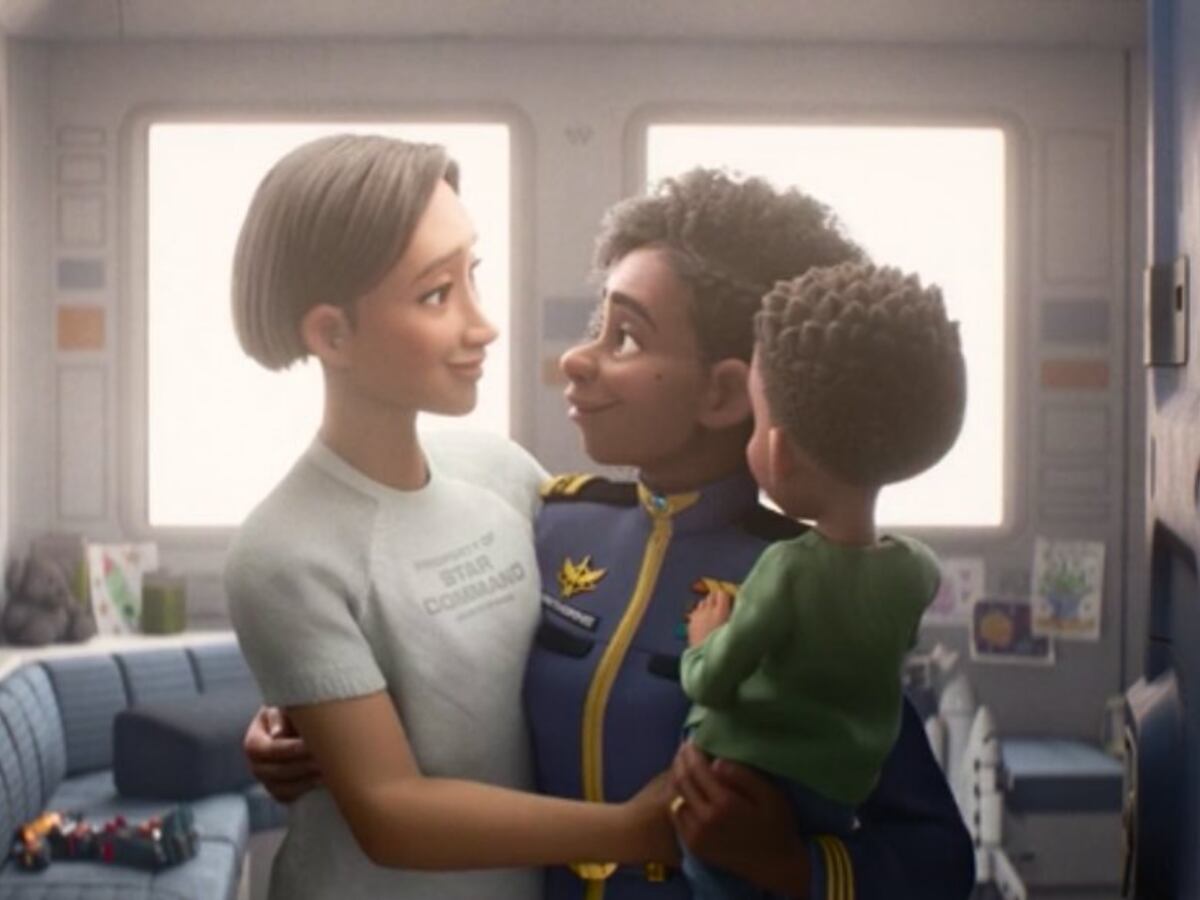 La pareja lésbica que aparece en 'Lightyear' (Pixar)