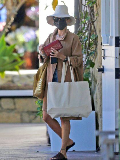 Nicole Richie intentó pasar desapercibida durante un día de compras en Los Ángeles. Lució un tapado marrón, sombrero blanco, lentes de sol y su correspondiente tapabocas