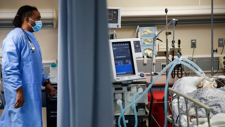 Una enfermera observa a un paciente de COVID-19 que está conectado a un ventilador en la sala de emergencias en el Hospital St. Joseph's en Yonkers, en Nueva York (AP/John Minchillo)