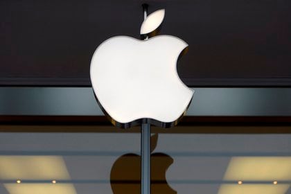 Fotografía de archivo del logotipo de la compañía Apple en una tienda de Apple en Washington (EE.UU.). EFE/SHAWN THEW/Archivo
