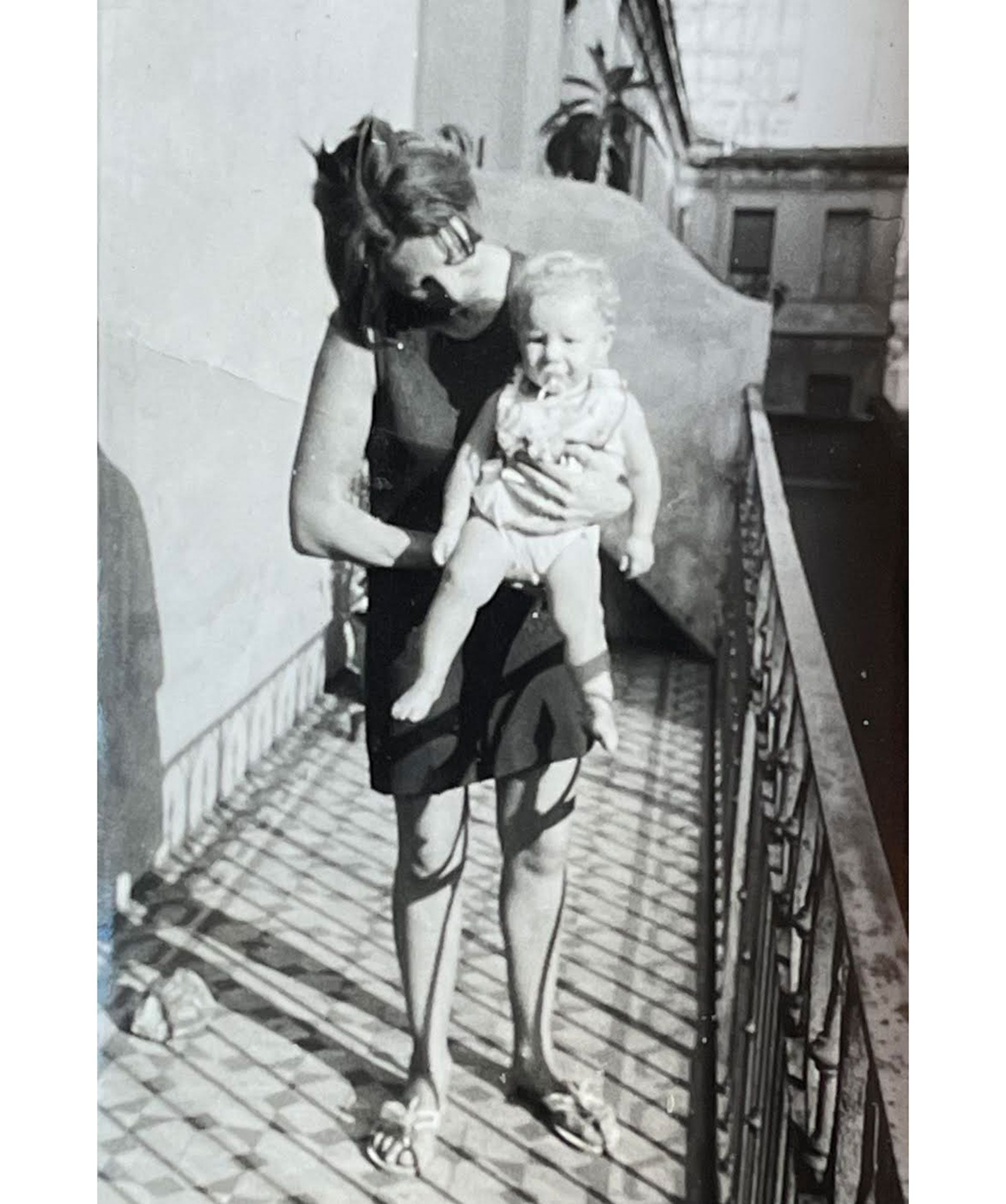Gloria Andrea Currá (su apellido original), en brazos de Carmen, su madre, en el verano de 1972